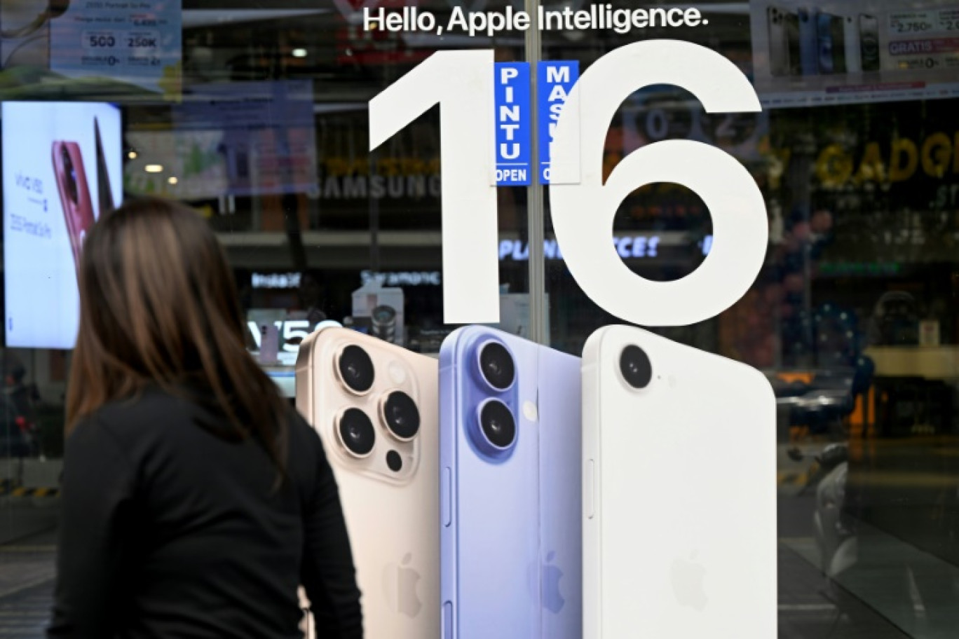 Une affiche pour l'iPhone 16 d'Apple dans un magasin de Denpasar, sur l'île de Bali, en Indonésie, le 12 avril 2025 © SONNY TUMBELAKA