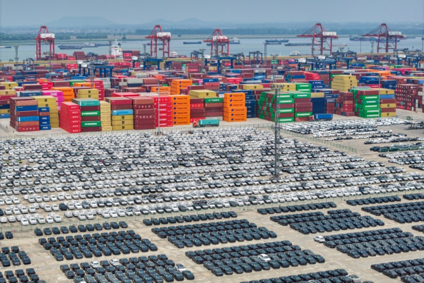 Des voitures chinoises prêtes pour l'exportation dans le port de Nanjing, dans l'est de la Chine, le 29 avril 2025 © STR