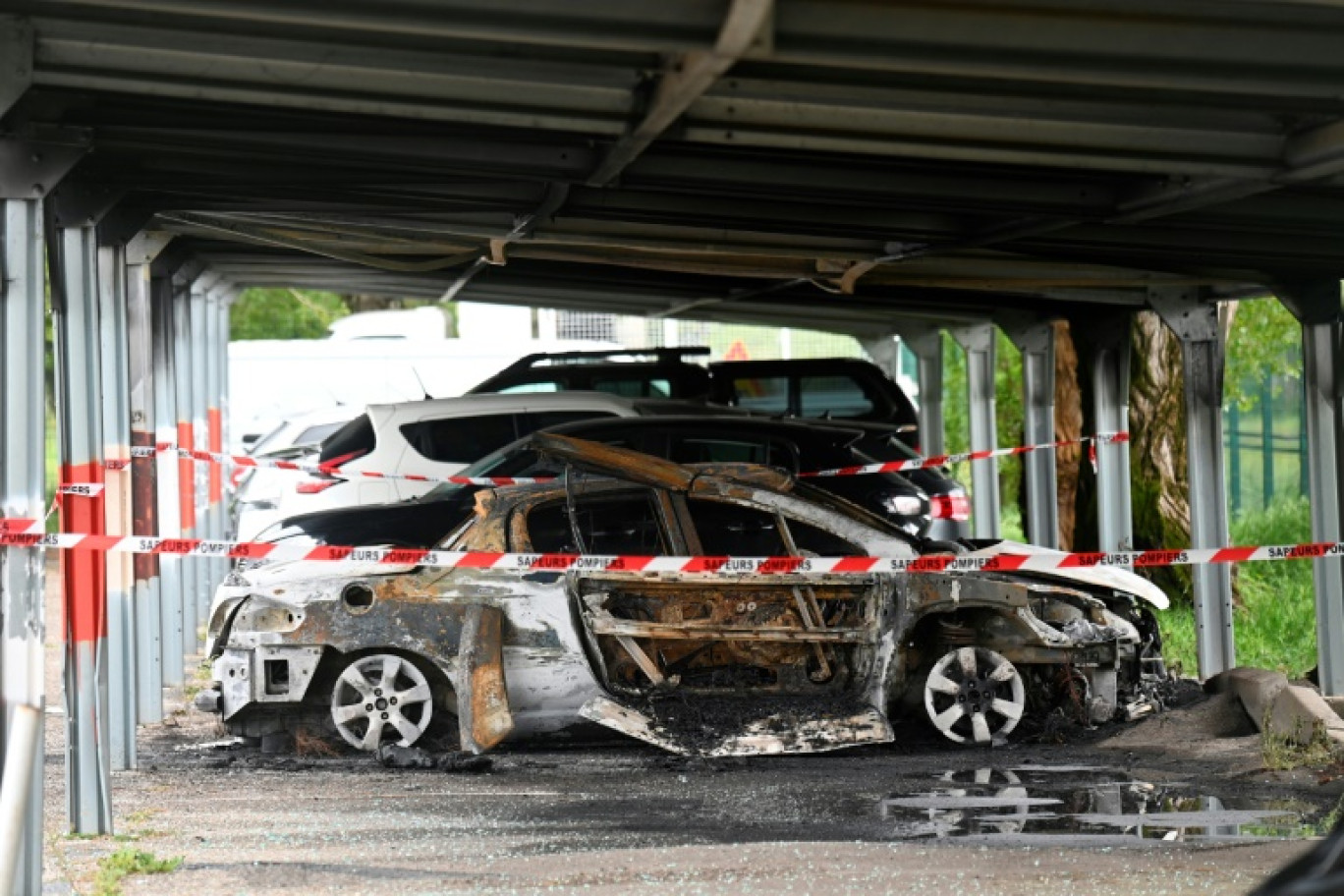 Un véhicule brûlé devant la prison de Tarascon, après que trois voitures ont été incendiées dans la nuit sur le parking de la prison, le 16 avril 2025 dans les Bouches-du-Rhône © Sylvain THOMAS