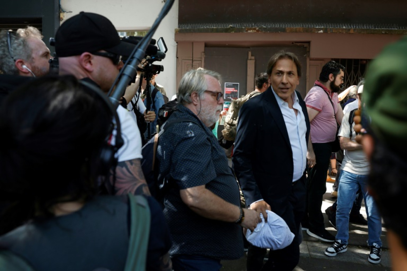 Le député Jérôme Guedj (d) est contraint de partir après des affrontements avec des manifestants lors du marquant la Journée internationale des travailleurs, le 1er mai 2025 à Paris © Ian LANGSDON