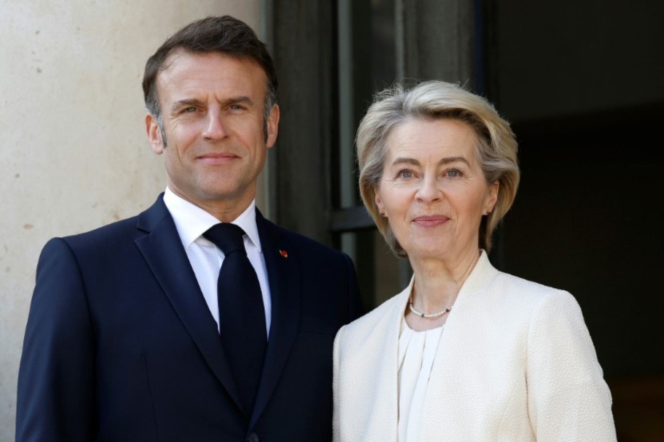 Le président français Emmanuel Macron accueille la présidente de la Commission européenne Ursula Von der Leyen au palais de l'Elysée, à Paris, le 27 mars 2025 © Ludovic MARIN