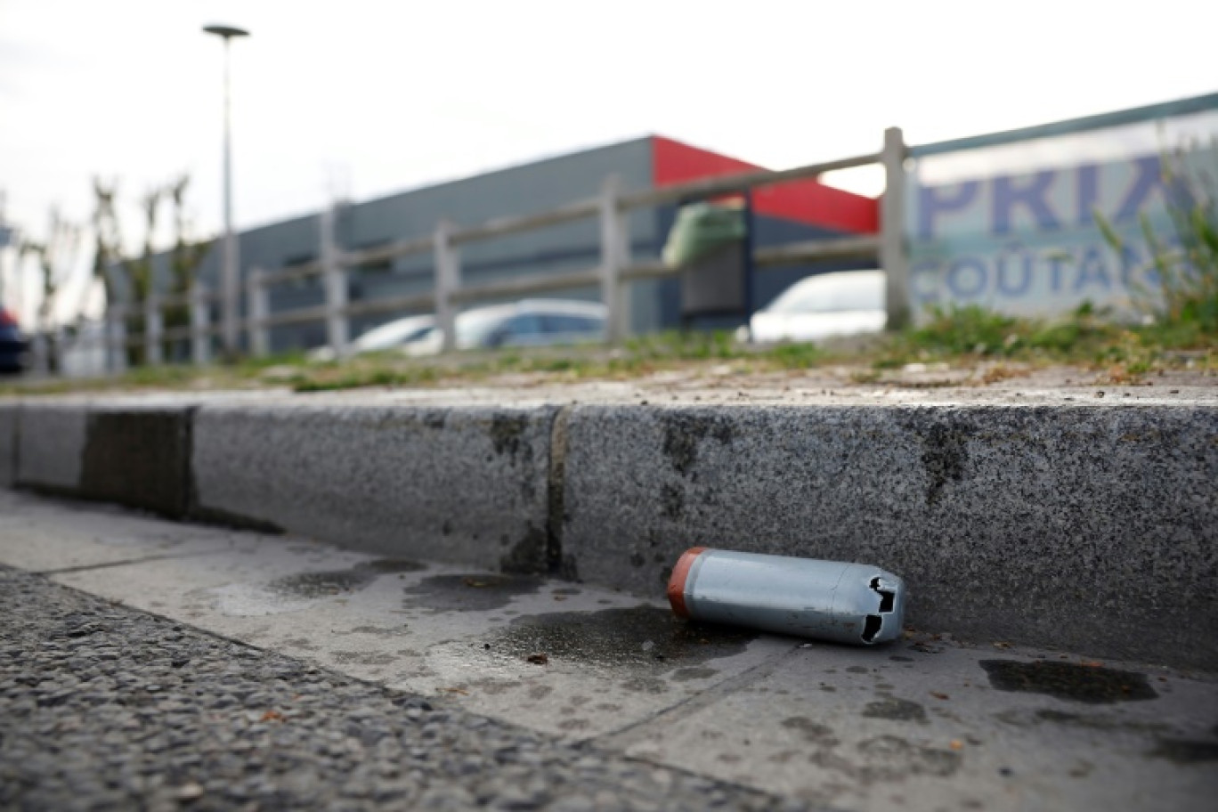 Une douille à l'endroit où un jeune majeur a été blessé par balle lors d'une intervention policière, à Drancy, en Seine-Saint-Denis le 3 mai 2025 © Ian LANGSDON