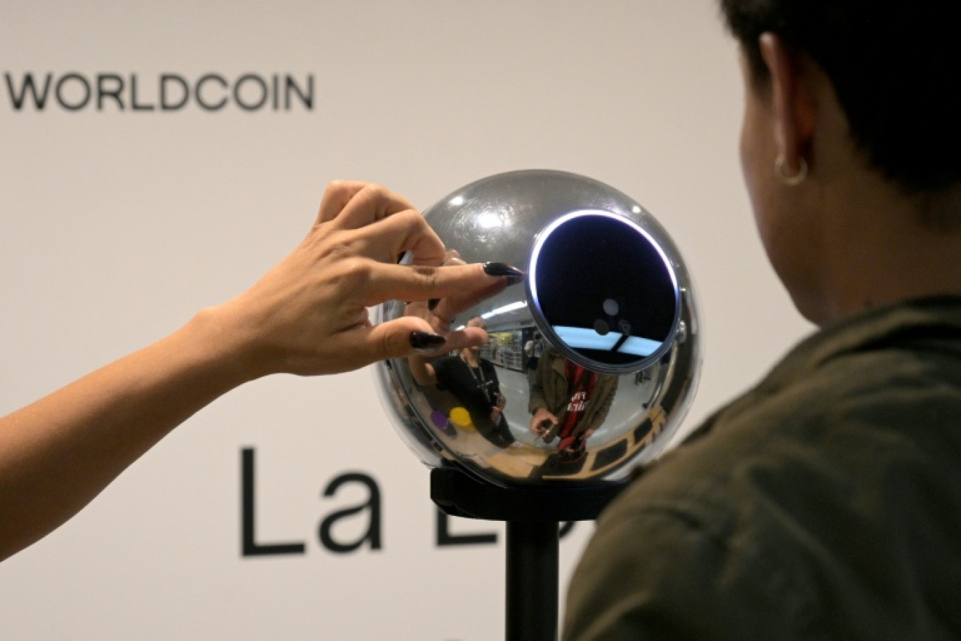 Depuis le landement de Worldcoin en 2023, des millions de personnes ont scanné leur iris pour créer une "ID mondiale", prouvant qu'ils sont des êtres humains et peuvent effectuer des transactions. © JUAN MABROMATA