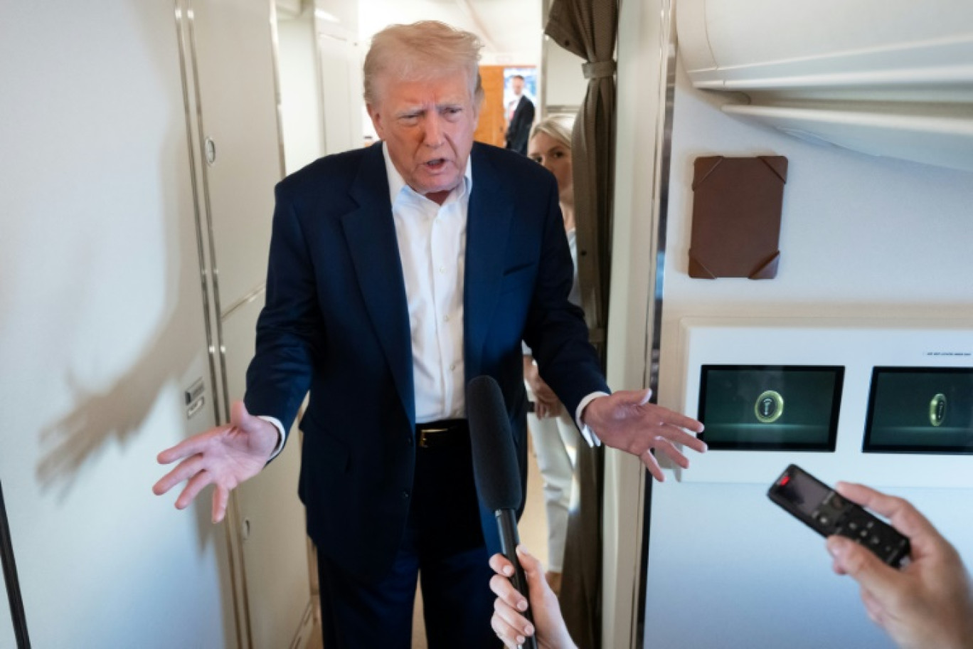 Le président américain Donald Trump fait une déclaration à la presse à bord d'Air Force One, de retour de West Palm Beach, en Floride, à destination de la base Andrews, dans le Maryland, le 4 mai 2025 © SAUL LOEB