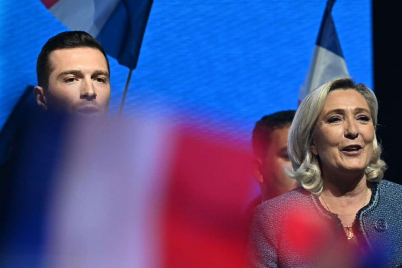 Marine Le Pen (D) et Jordan Bardella (G) lors d'un meeting à Narbonne (Aude) le 1er mai 2025 © Lionel BONAVENTURE