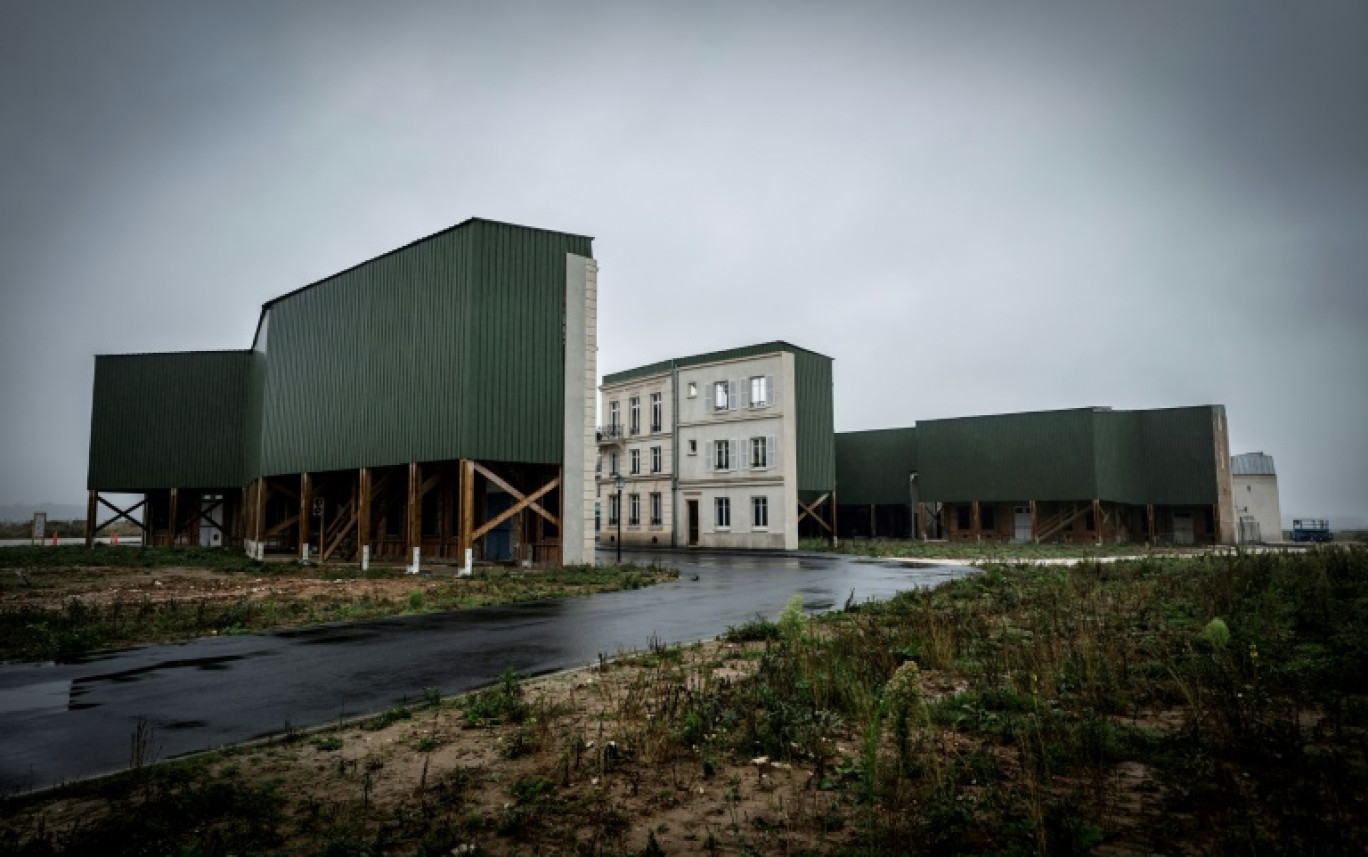 Des décors de cinéma à Coulommiers (Seine-et-Marne), le 2 octobre 2024 © STEPHANE DE SAKUTIN
