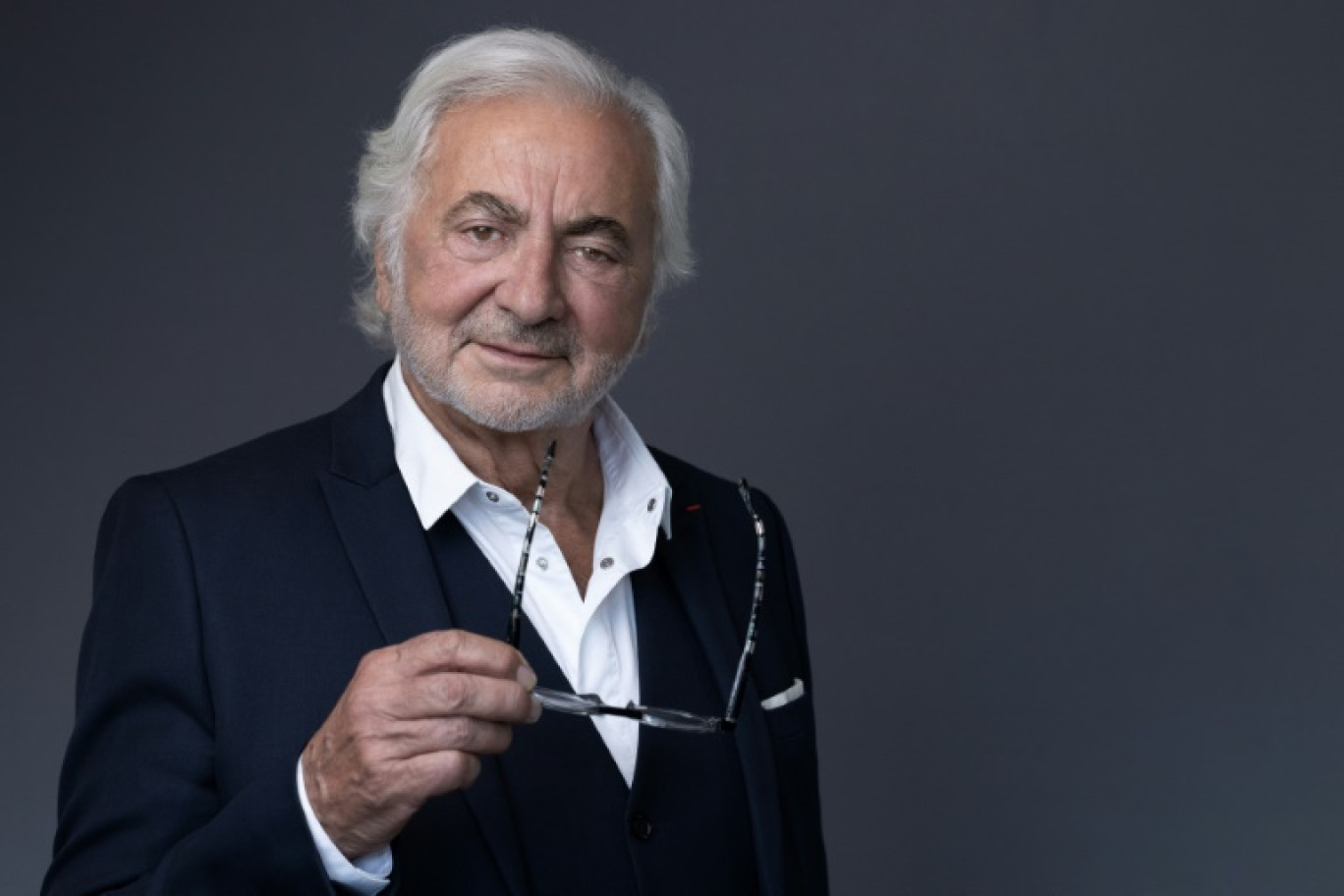 Le coiffeur français Franck Provost, lors d'une séance photo à Neuilly-sur-Seine, à Paris, le 6 mai 2025 © JOEL SAGET