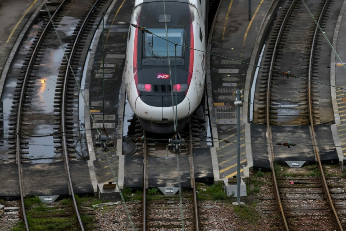 Un train TGV InOui est stationné dans la gare de triage de Charenton-le-pont, pendant une grève des contrôleurs, à Paris, le 16 février 2024 © Ian LANGSDON