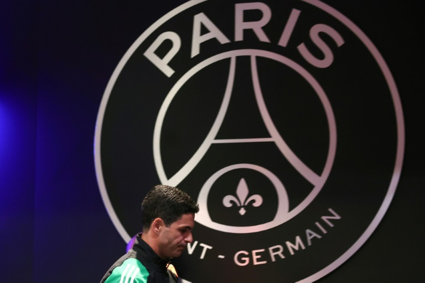 L'entraîneur espagnol d'Arsenal, Mikel Arteta, après avoir donné une conférence de presse au Parc des Princes à Paris, le 6 mai 2025 © FRANCK FIFE