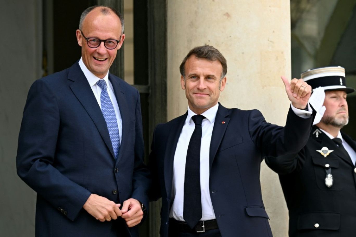 Le président Emmanuel Macron (d) accueille le nouveau chancelier allemand Friedrich Merz à l'Elysée, à Paris, le 7 mai 2025 © Bertrand GUAY