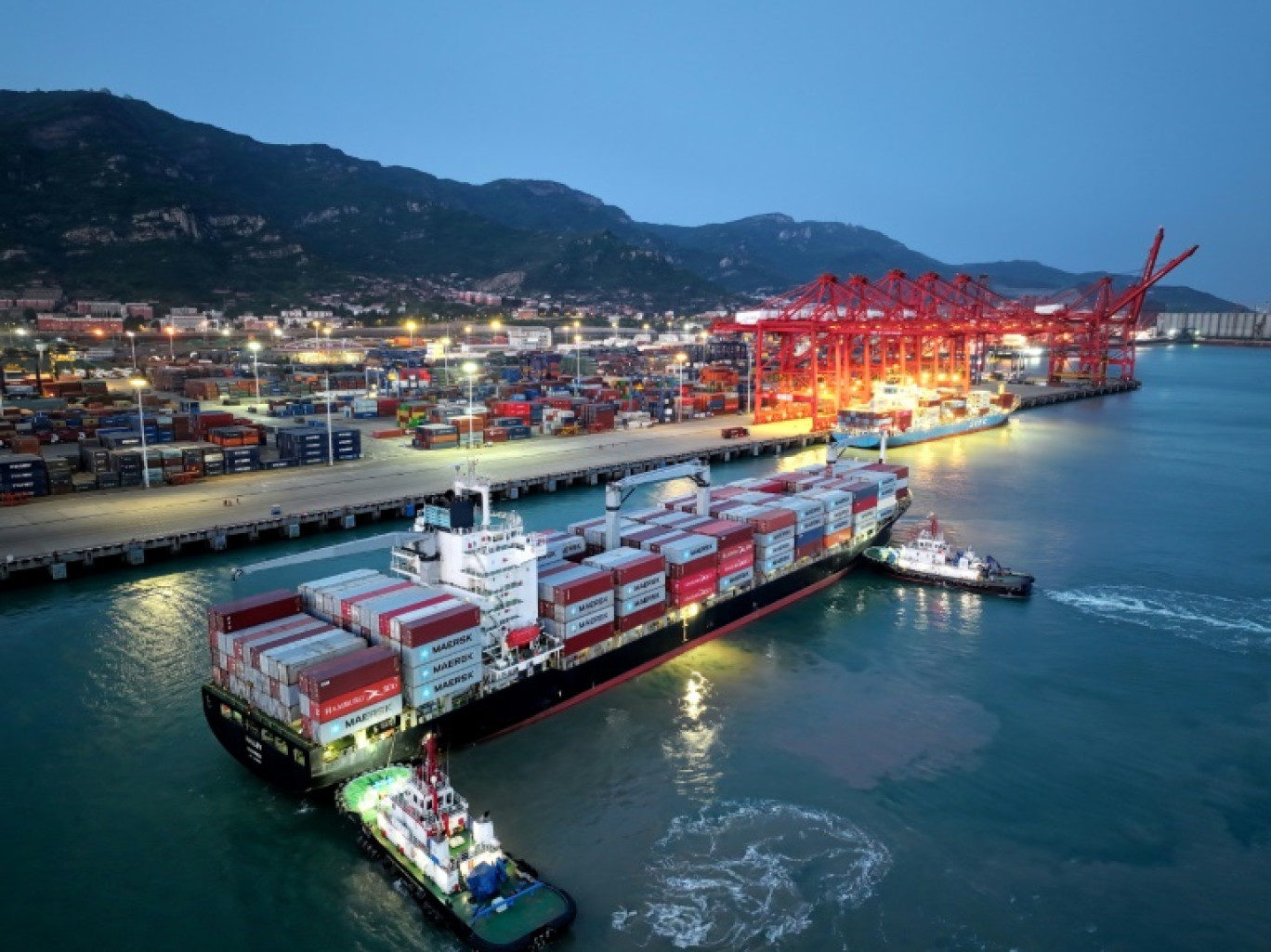 Un porte-conteneurs arrive dans le port de Lianyungang, dans la province chinoise de Jiangsu, le 2 mai 2025 © STR