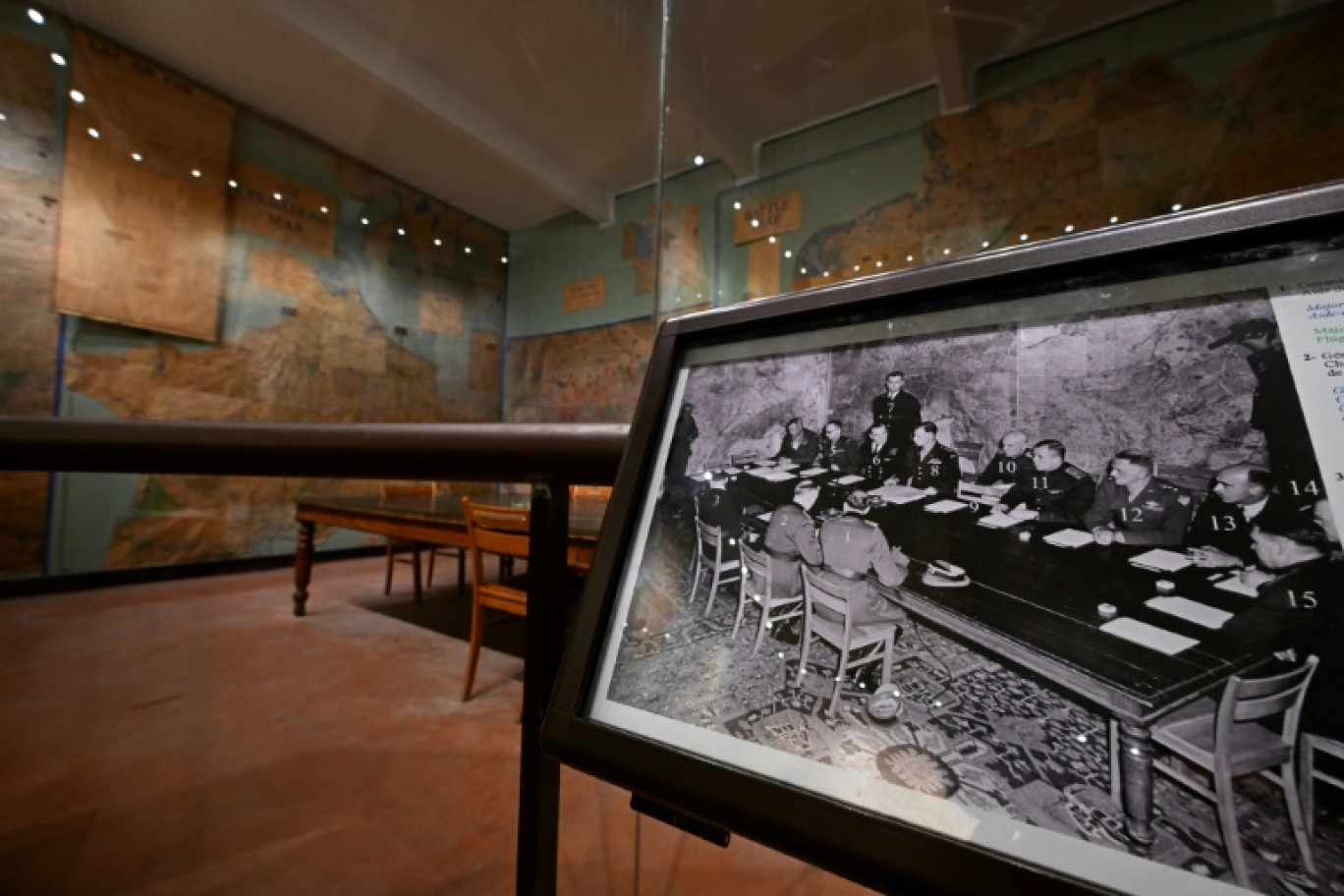 Une photo d'archives de la Seconde guerre mondiale exposée dans la salle des capitulations de la Seconde Guerre mondiale au musée de la Reddition, à Reims, le 6 mai 2025 dans la Marne © FRANCOIS NASCIMBENI
