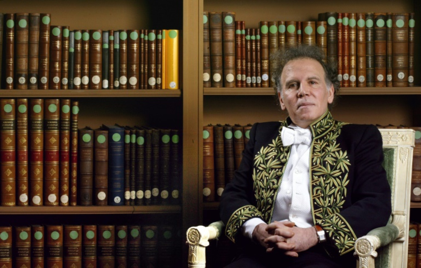 L'écrivain et académicien Angleo Rinaldi à la bibliothèque de l'Institut de France, le 4 décembre 2003 à Paris © JEAN-PIERRE MULLER