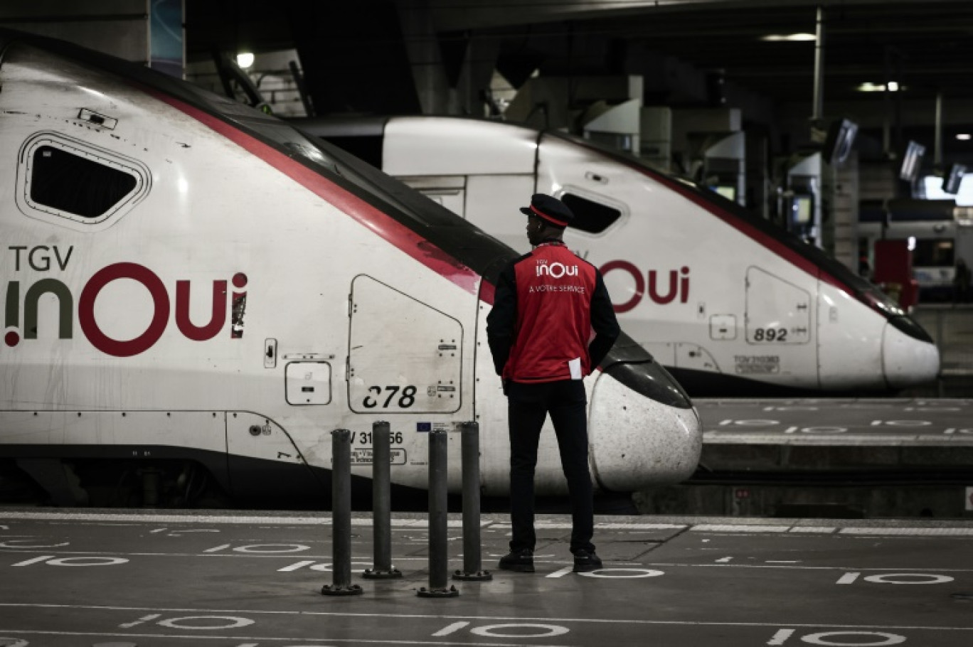 Un employé de la SNCF devant un TGV Ouigo à la gare Montparnasse à Paris, le 6 mai 2025 © Thibaud MORITZ