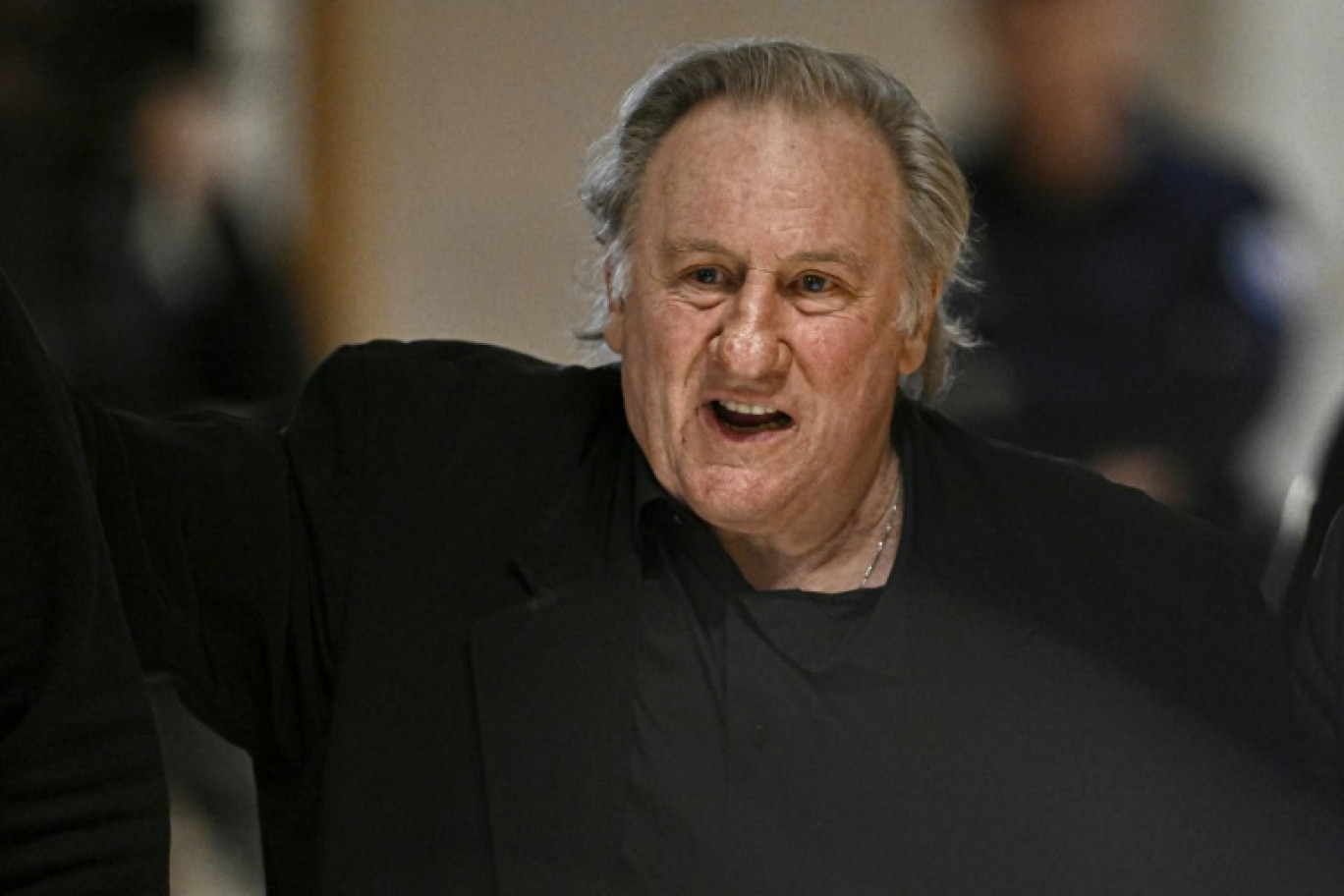 L'acteur français Gérard Depardieu quitte la salle d'audience lors d'une pause dans le cadre de son procès, au tribunal correctionnel de Paris, le 25 mars 2025 © JULIEN DE ROSA