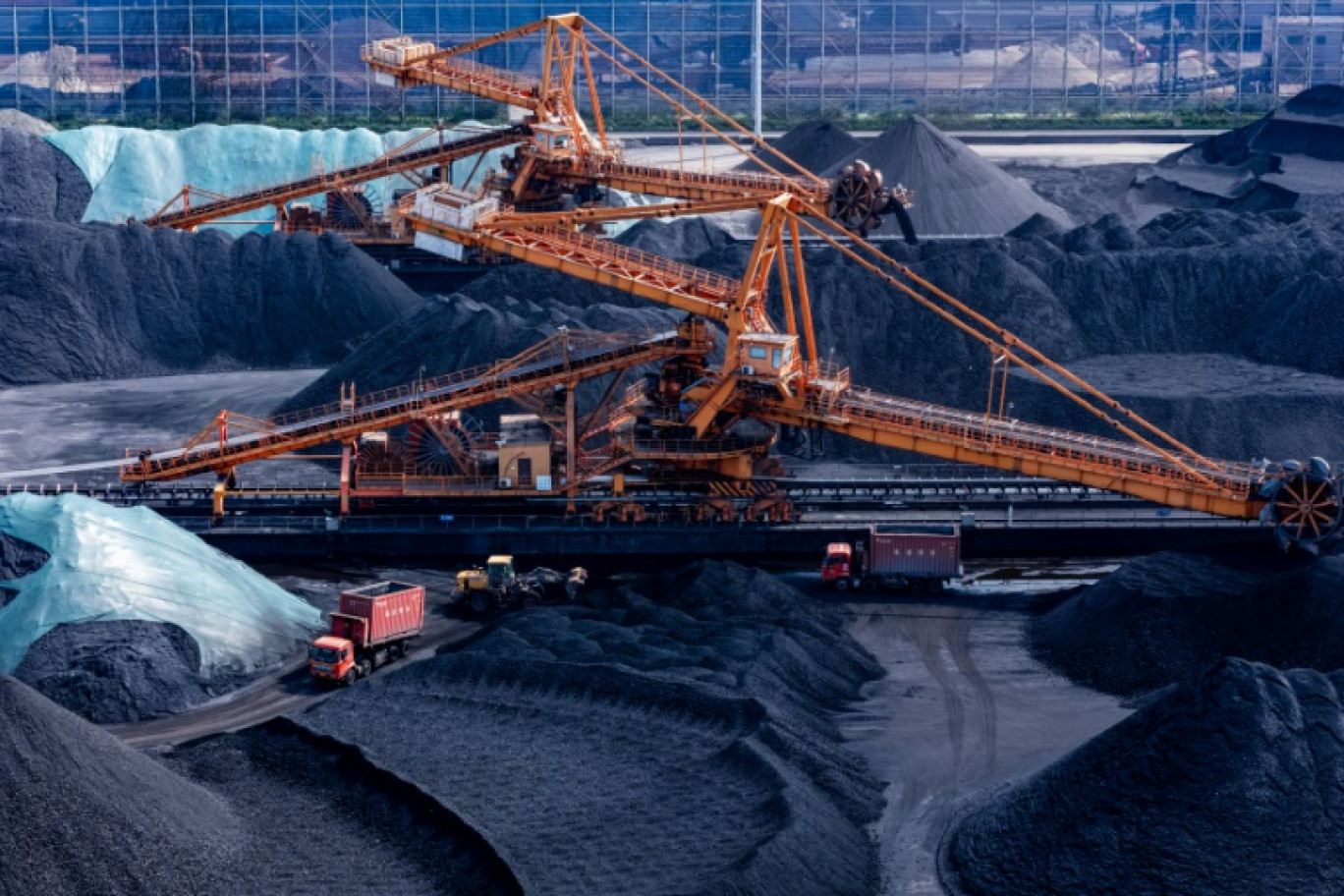 Vue aérienne de véhicules transférant du charbon dans un port à Chongqing, dans le sud-ouest de la Chine, le 20 avril 2025 © STR