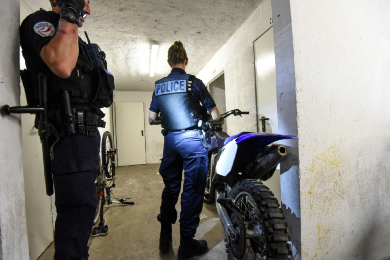Des policiers français inspecte des mobylettes dans le cadre d'une opération anti-rodéos urbains, à Nantes, le 11 août 2022 © Sebastien SALOM-GOMIS