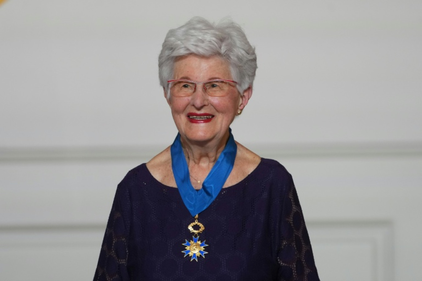 La survivante de l'Holocauste, Lili Keller-Rosenberg (Lili Leignel), après avoir été décorée par le président des insignes de Commandeur dans l'Ordre du Mérite, au Palais de l'Elysée à Paris le 7 mai 2025 © Michel Euler