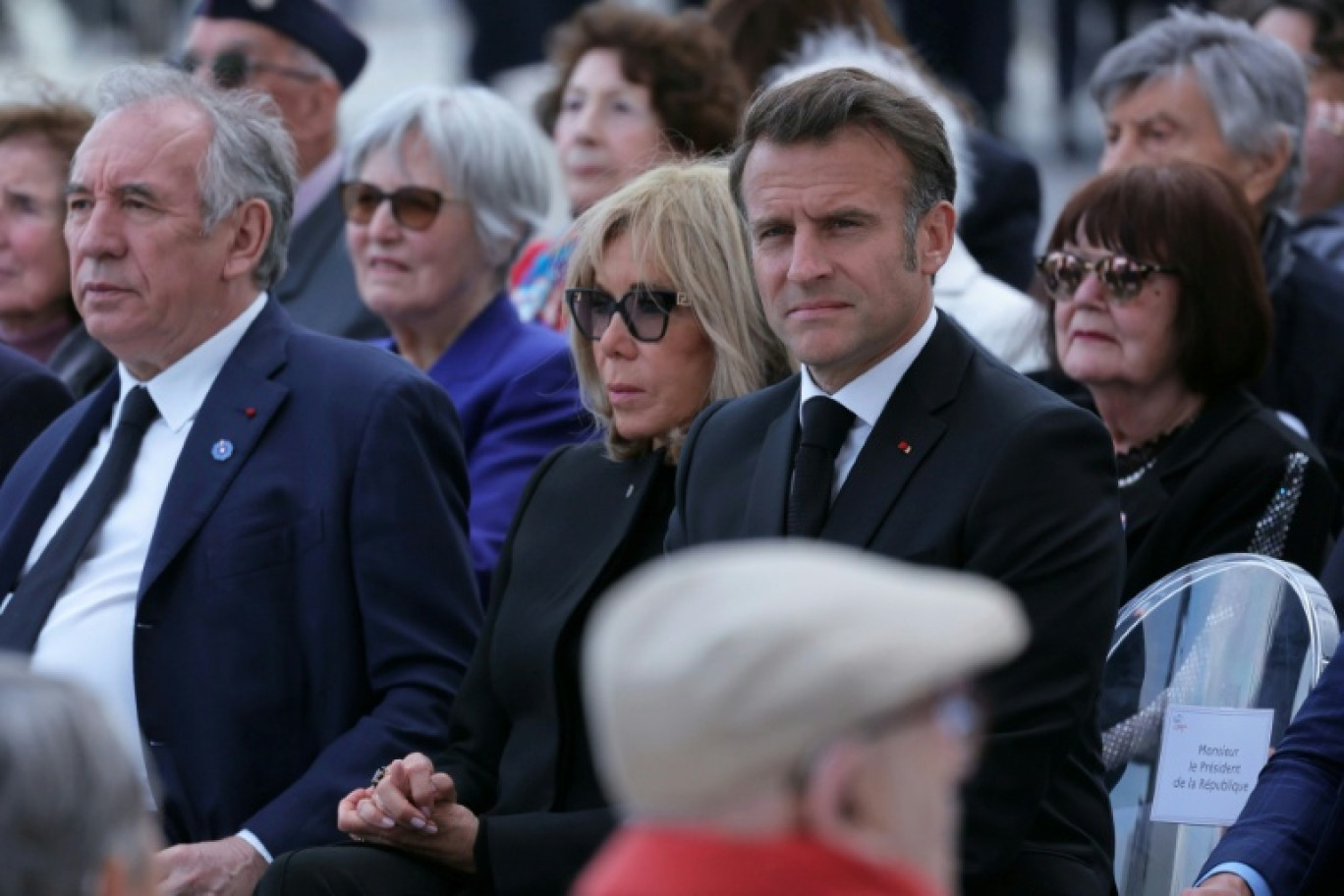 Le président Emmanuel Macron (à droite), aux côtés de son épouse Brigitte et du Premier ministre François Bayrou, lors des cérémonies du 8 mai à Paris © Thomas SAMSON