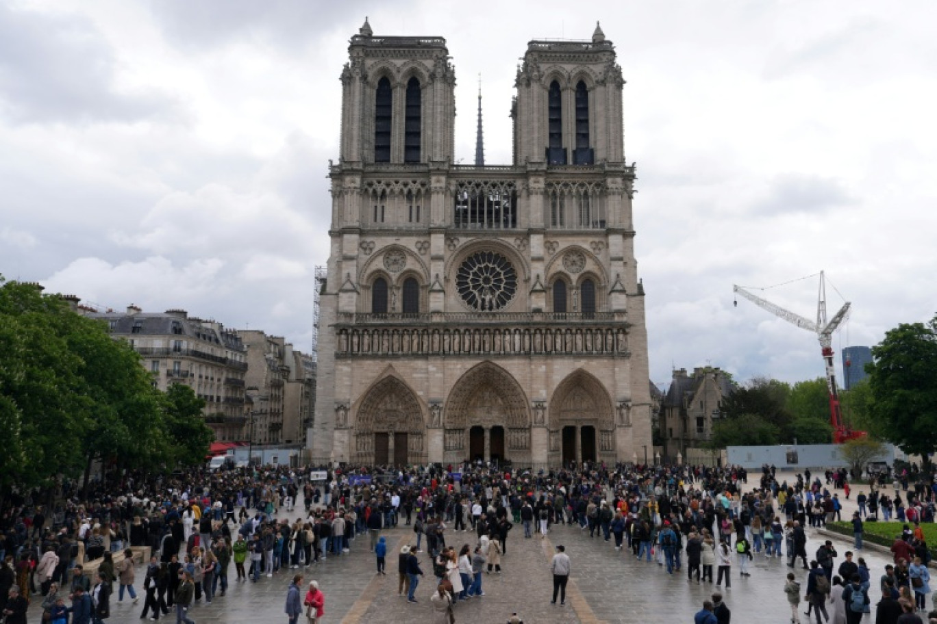 La cathédrale Notre-Dame de Paris le 21 avril 2025, à l'annonce de la mort du pape François © Dimitar DILKOFF
