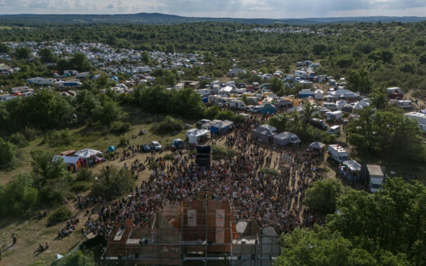 Vue aérienne du site d'une rave illégale à Montvalent, le 9 mai 2025 dans le Log © Ed JONES