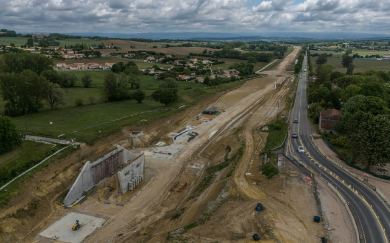 Vue aérienne du chantier de construction de l'autoroute A69 Toulouse-Castres, près de la commune rurale de Saint-Germain-des-Prés, le 7 mai 2025 dans le Tarn © Ed JONES