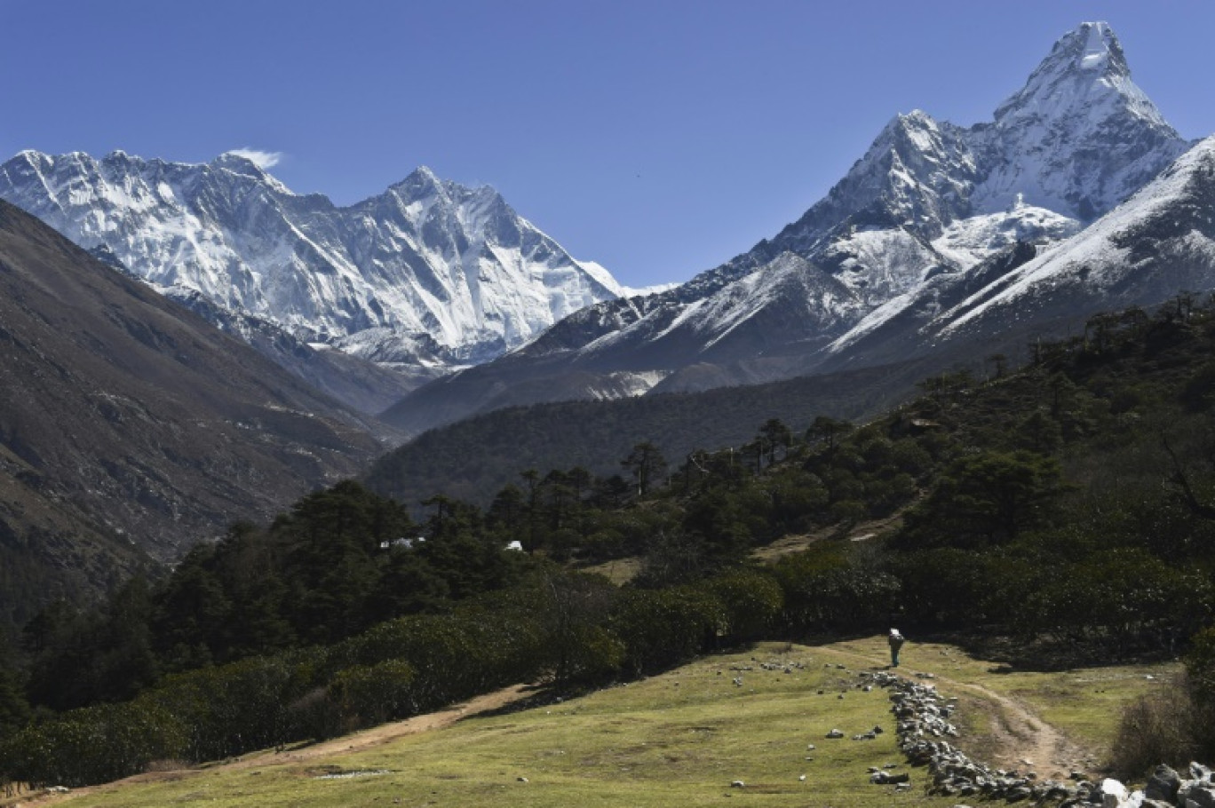 Des alpinistes pendant leur ascension du sommet de l'Everest, au Népal, le 4 mai 2024 © TSERING PEMBA SHERPA