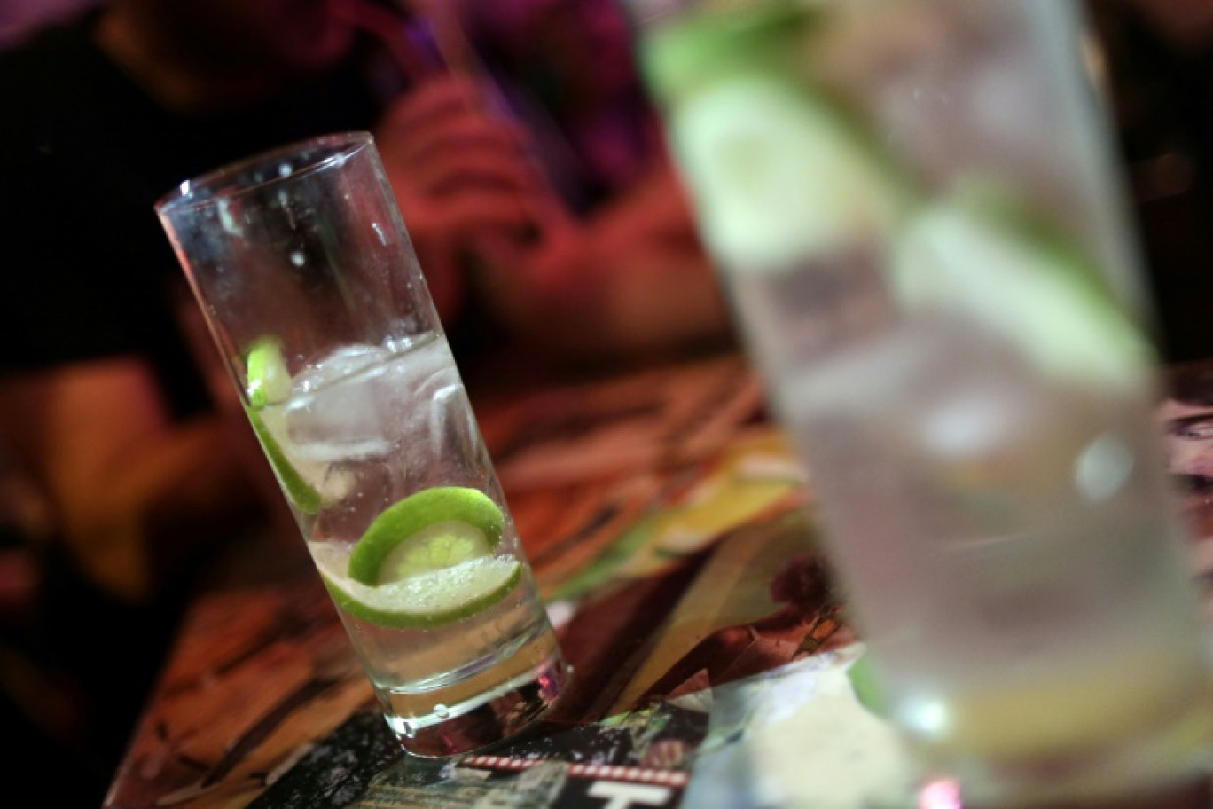 Un bar à Paris, le 11 juillet 2013 © Kenzo TRIBOUILLARD