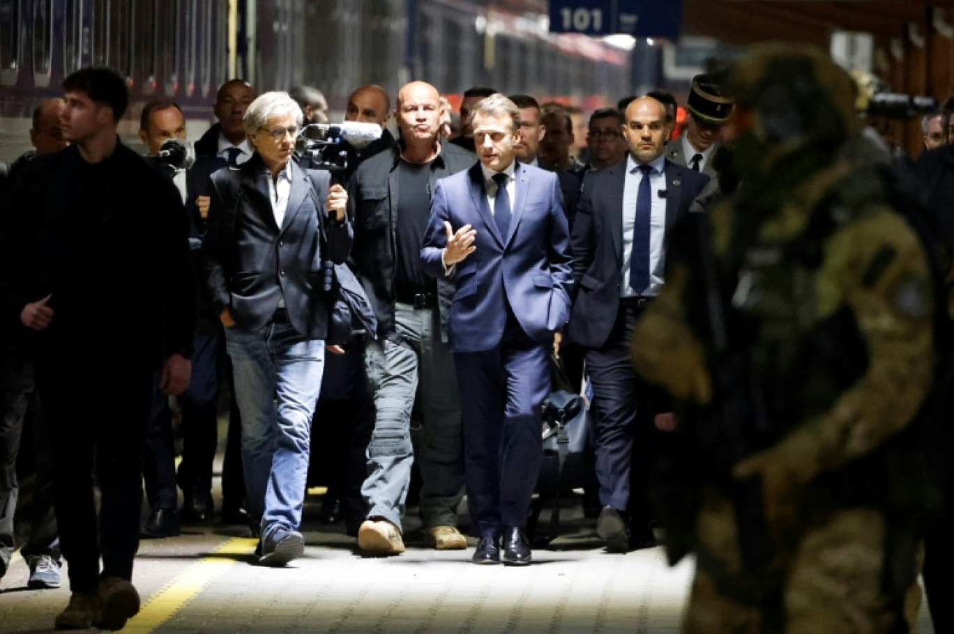 Le président français Emmanuel Macron se prépare à monter à bord d'un train en direction de l'Ukraine à Przemysl en Pologne, le 9 mai 2025 © Ludovic MARIN
