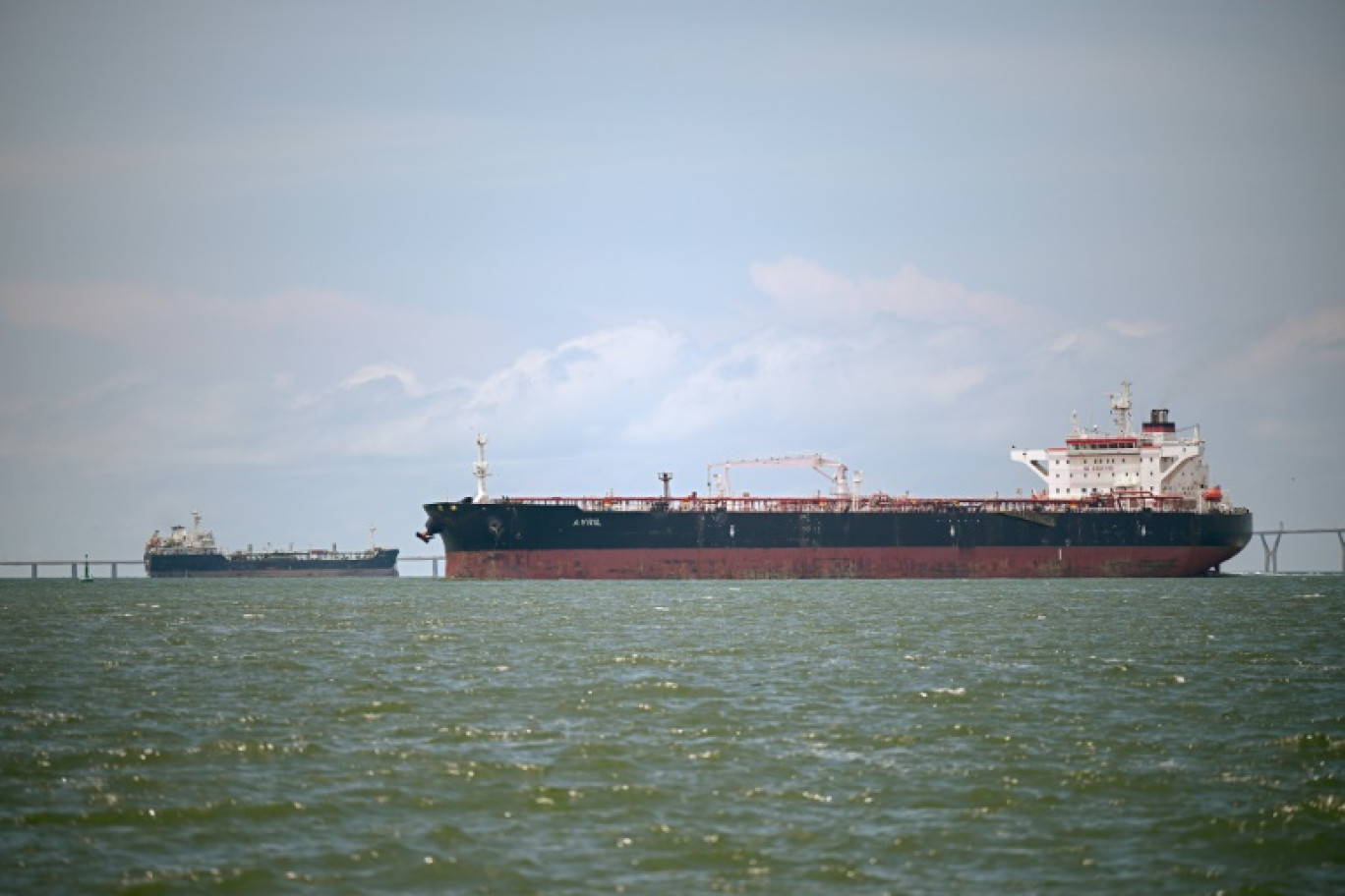 Le pétrolier Avril battant pavillon guinéen attend pour remplir ses cuves au terminal du Lac de Maracaibo, dans l'Etat de Zulia, le 9 mai 2025 au Venezuela © Federico PARRA