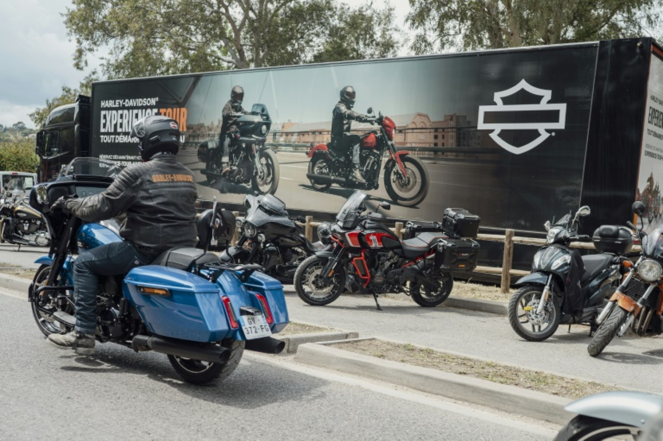 Un motard arrive en Harley-Davidson au festival Harley-Davidson Euro 2025 près de Grimaud, le 9 mai 2025 dans le Var © Frederic DIDES