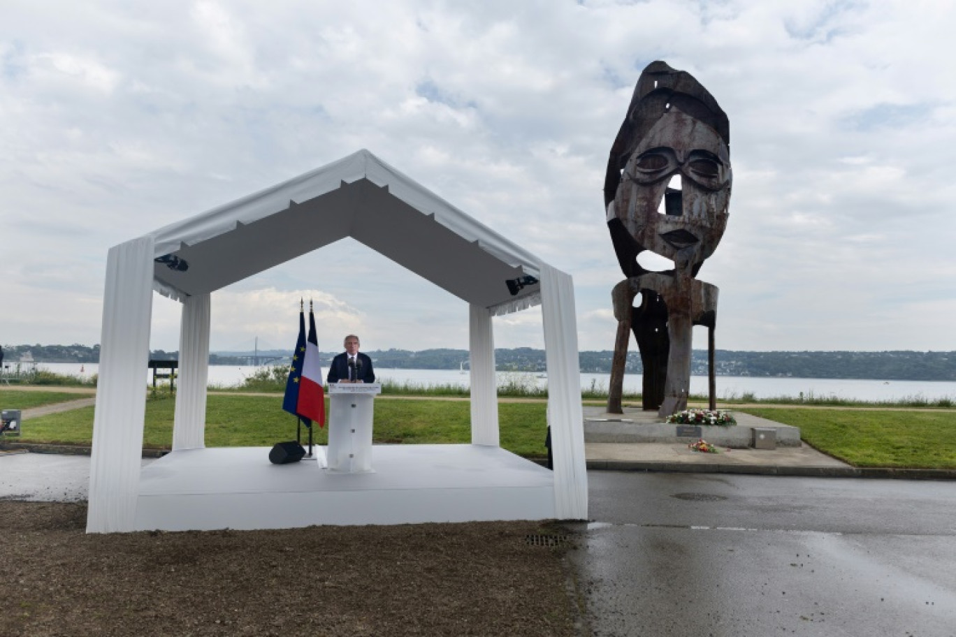 Le Premier ministre François Bayrou, à côté de la sculpture "Mémoires", prononce un discours lors des commémorations de la Journée nationale des mémoires de l'esclavage et de ses abolitions, le 10 mai 2025 à Brest © Fred TANNEAU