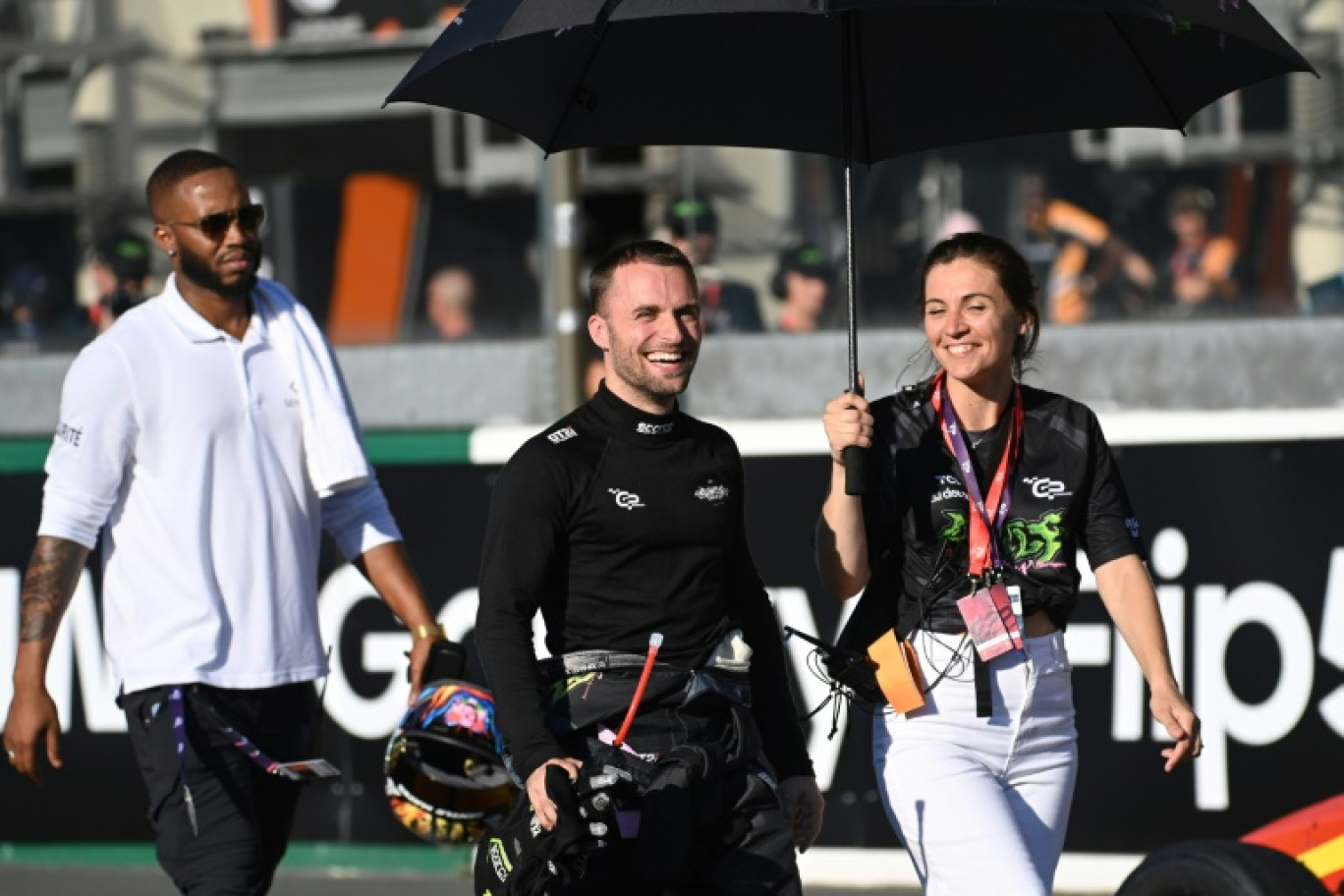 Le youtubeur français Lucas Hauchard, dit Squeezie (centre), lors de la GP Explorer de course Formule 4, Le Mans, 9 septembre 2023 © Sebastien SALOM-GOMIS