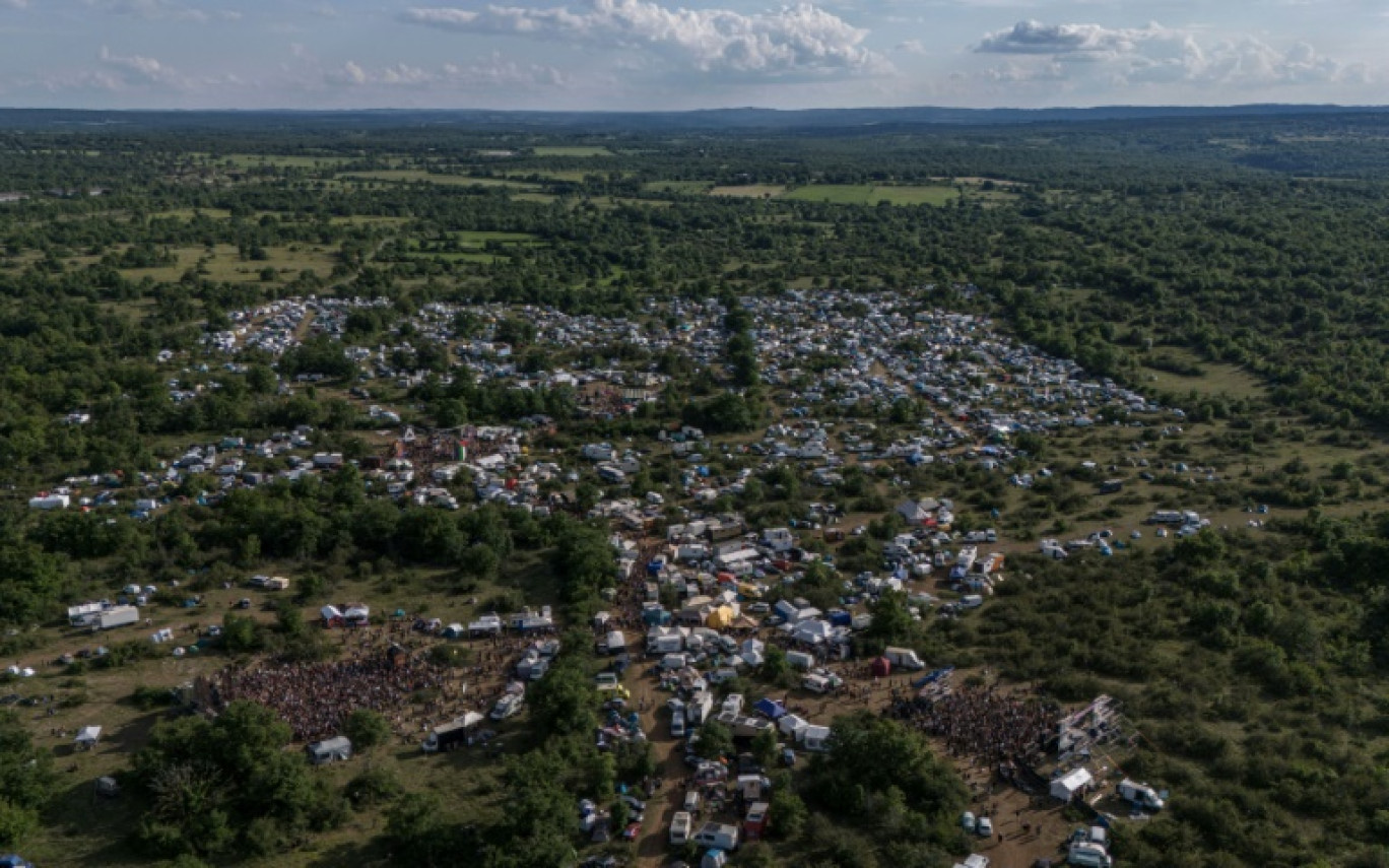 Vue aérienne du site d'une rave-party illégale à Montvalent, le 9 mai 2025 dans le Lot © Ed JONES