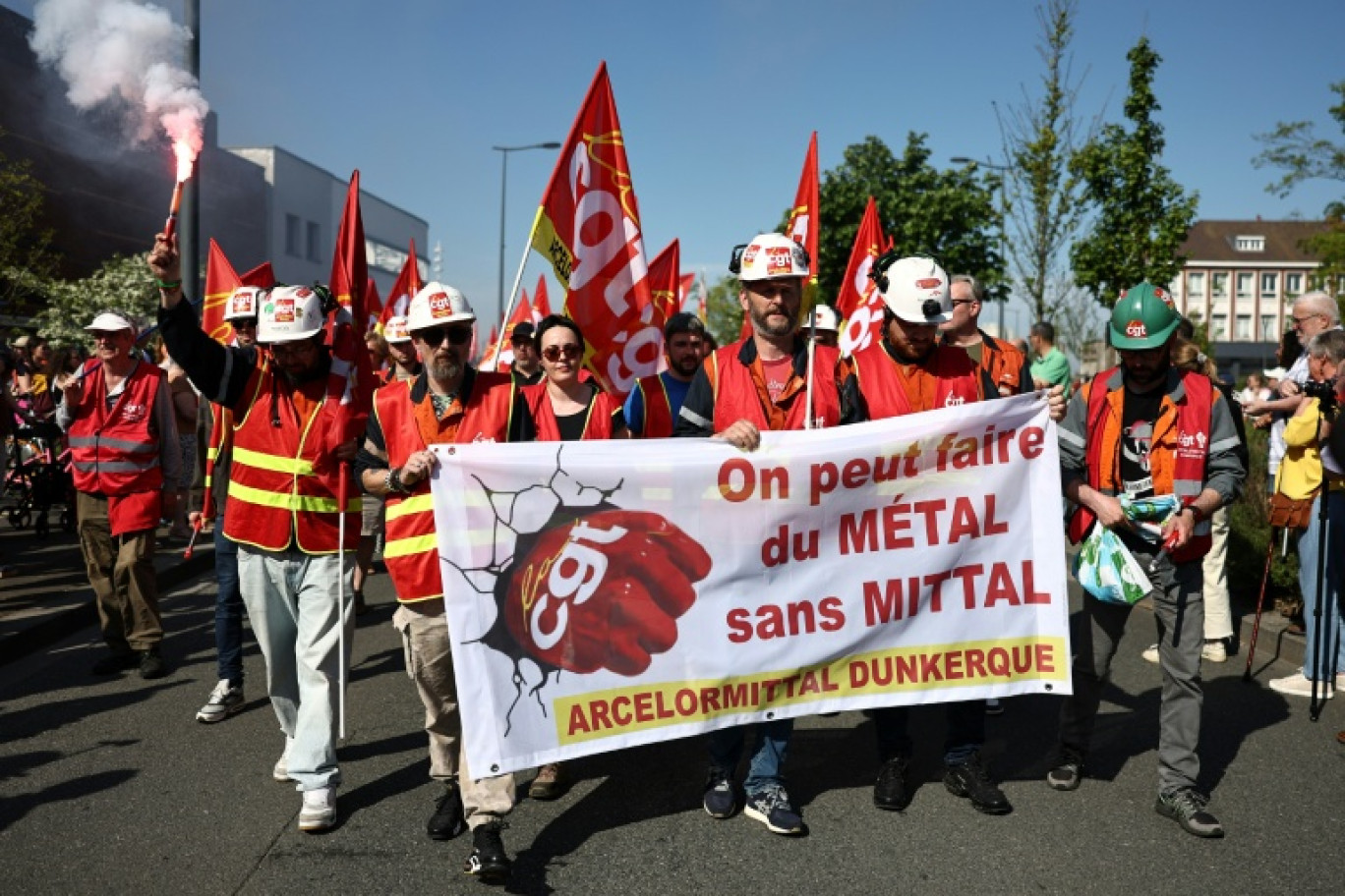 Des salariés d'Arcelor Mittal manifestent à Dukerque, dans le Nord, le 1er mai 2025 © Sameer AL-DOUMY