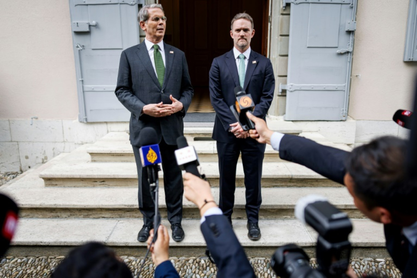 Les Américains Scott Bessent (à gauche), secrétaire au Trésor, et Jamieson Greer, représentant au Commerce, parlent aux journalistes, le 11 mai 2025 à Genève © VALENTIN FLAURAUD