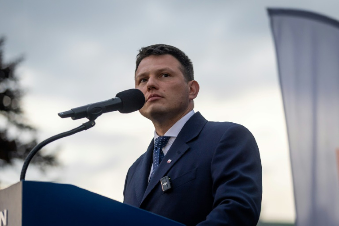 Le candidat d'extrême droite à la présidence polonaise, Slawomir Mentzen, en campagne à Varsovie, le 10 mai 2025, en Pologne © Wojtek RADWANSKI