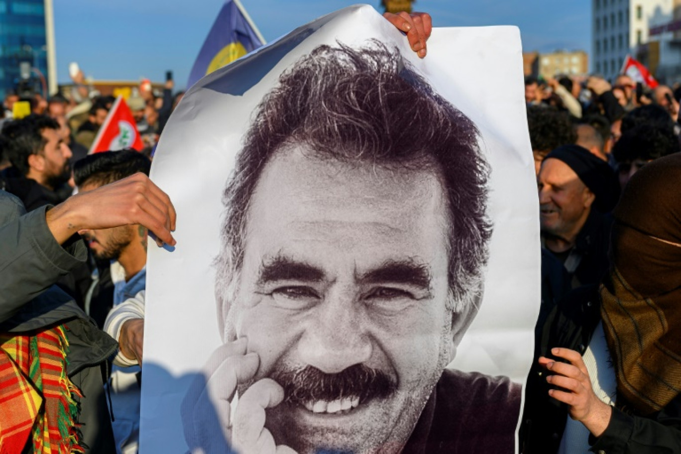 Un portrait d'Abdullah Öcalan, chef historique du Parti des travailleurs du Kurdistan (PKK), porté par ses soutiens à Diyarbakir, en Turquie, le 27 février 2025 © Yasin AKGUL