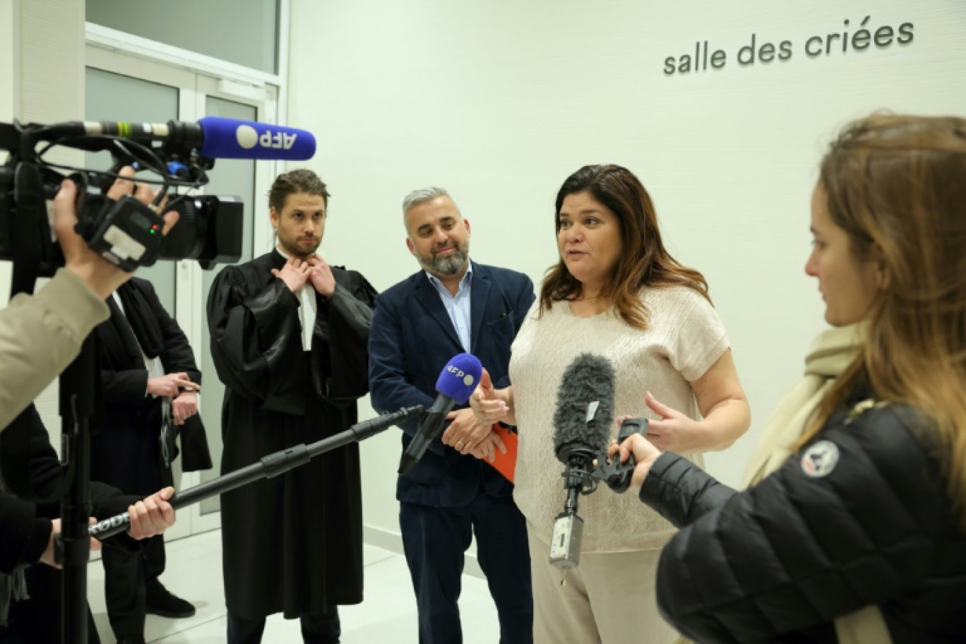 L'ex-députée LFI Raquel Garrido (2e à d), le député Alexis Corbière (c) et leur avocat Xavier Sauvignet (g) au palais de justice de Paris, le 14 mars 2025 © Thomas SAMSON
