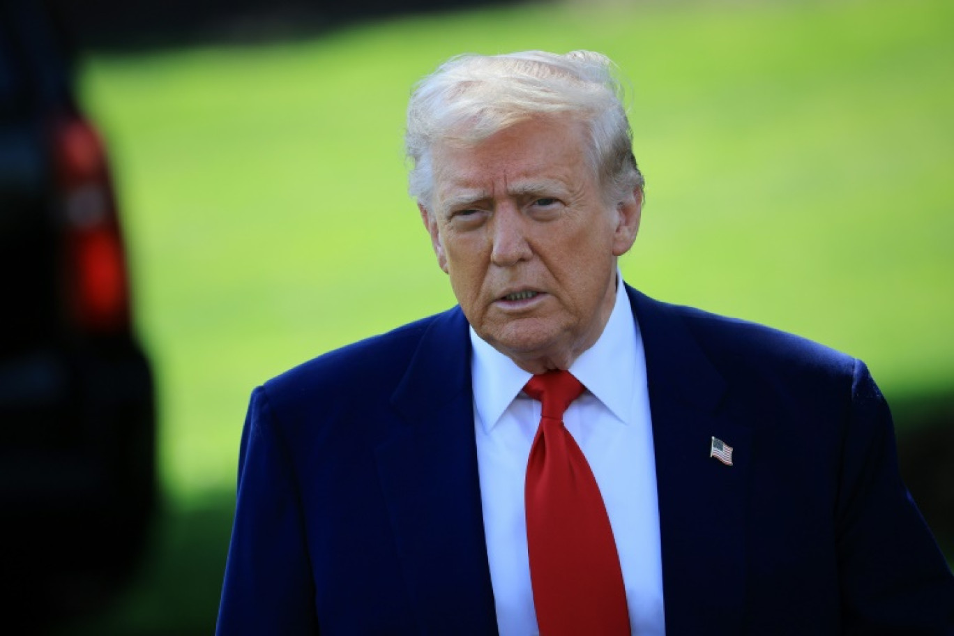 Le prince héritier saoudien Mohammed ben Salmane (c) accueille le président américain Donald Trump à son arrivée à Ryad, le 13 mai 2025 © Brendan SMIALOWSKI