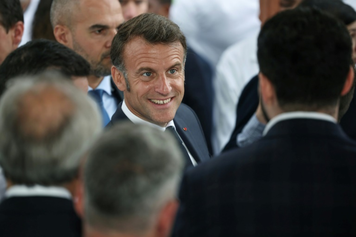 Le président français Emmanuel Macron (au centre) assiste à l'inauguration d'un laboratoire à Wissous, en région parisienne, le 12 mai 2025 © Christophe PETIT TESSON