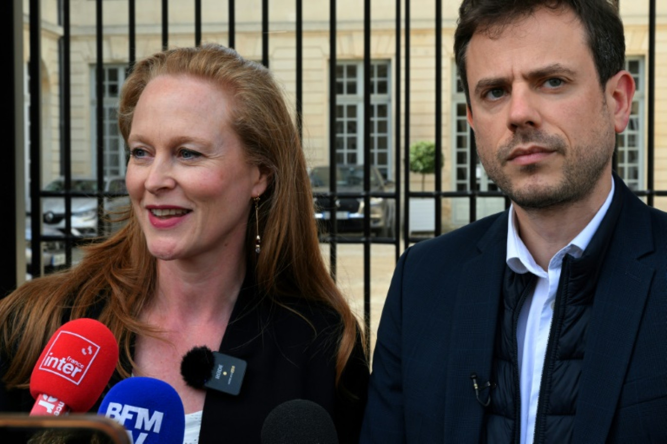 La députée Renaissance Violette Spiellebout et le député de la France Insoumise (LFI) Paul Vannier, rapporteurs de la commission d'enquête sur la violence à l'école, s'adressent aux médias après la révélation d'actes de violence commis par un enseignant au lycée Pierre Bayen, à Châlons-en-Champagne, le 22 avril 2025, dans la Marne © FRANCOIS NASCIMBENI