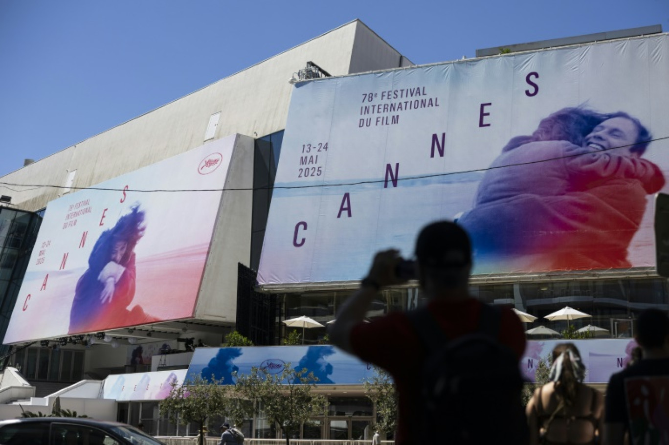 Le tapis rouge est installé devant le Palais des Festivals avant la cérémonie d'ouverture du 78e Festival de Cannes, le 13 mai 2025 © Bertrand GUAY