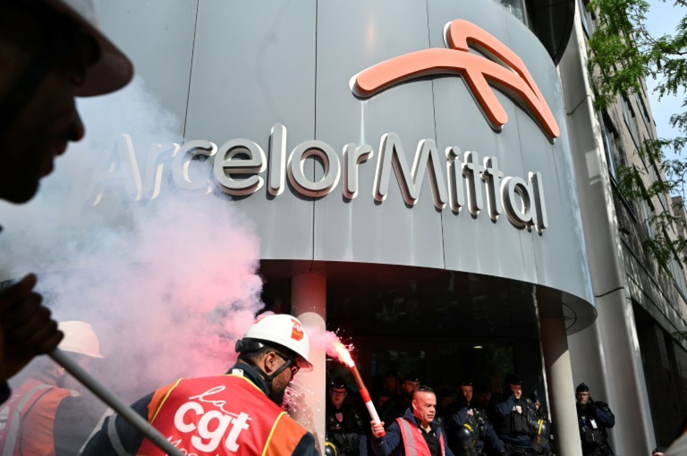 Des salariés d'ArcelorMittal rassemblés devant le siège du groupe à Saint-Denis, près de Paris, le 13 mai 2025 © LEO VIGNAL