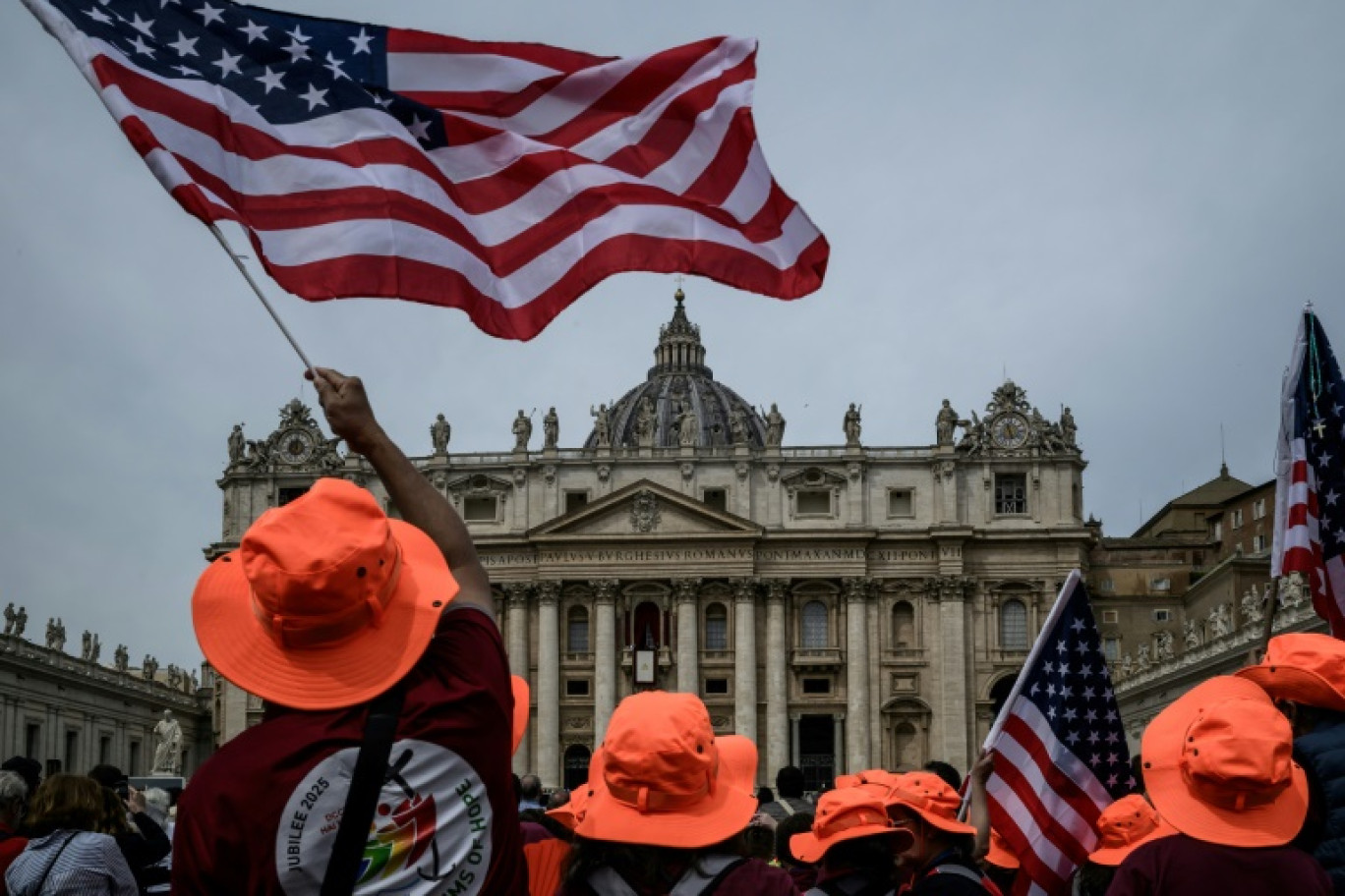 Des drapeaux américains lors de la prière Regina Caeli du pape Léon XIV place Saint-Pierre au Vatican, le 11 mai 2025 © JEFF PACHOUD