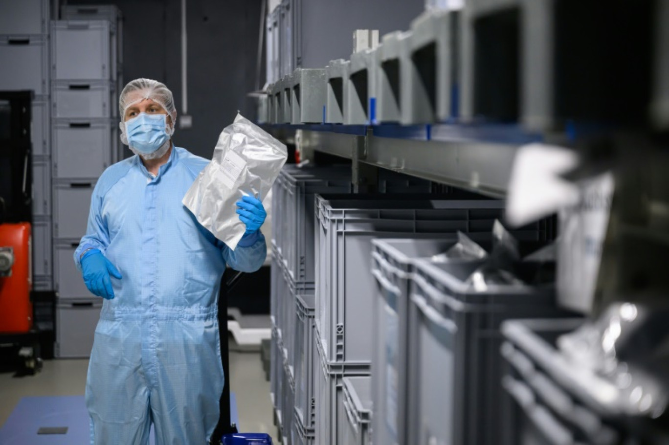 Le patron de la start-up Cantourage, Philip Schetter, montre la salle de stockage des plantes de cannabis sur le site de production de l'entreprise, dans un lieu tenu secret en Bavière, dans le sud de l'Allemagne, le 29 avril 2025 © Daniel Peter