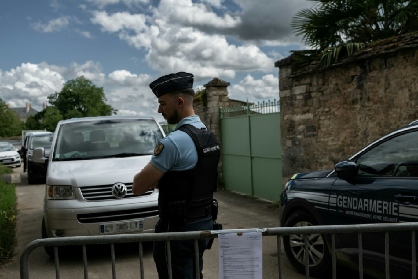Un gendarme près des lieux où les trois maçons ont trouvé la mort, le 13 mars 2025 à Pommard (Côte d'Or) © ARNAUD FINISTRE