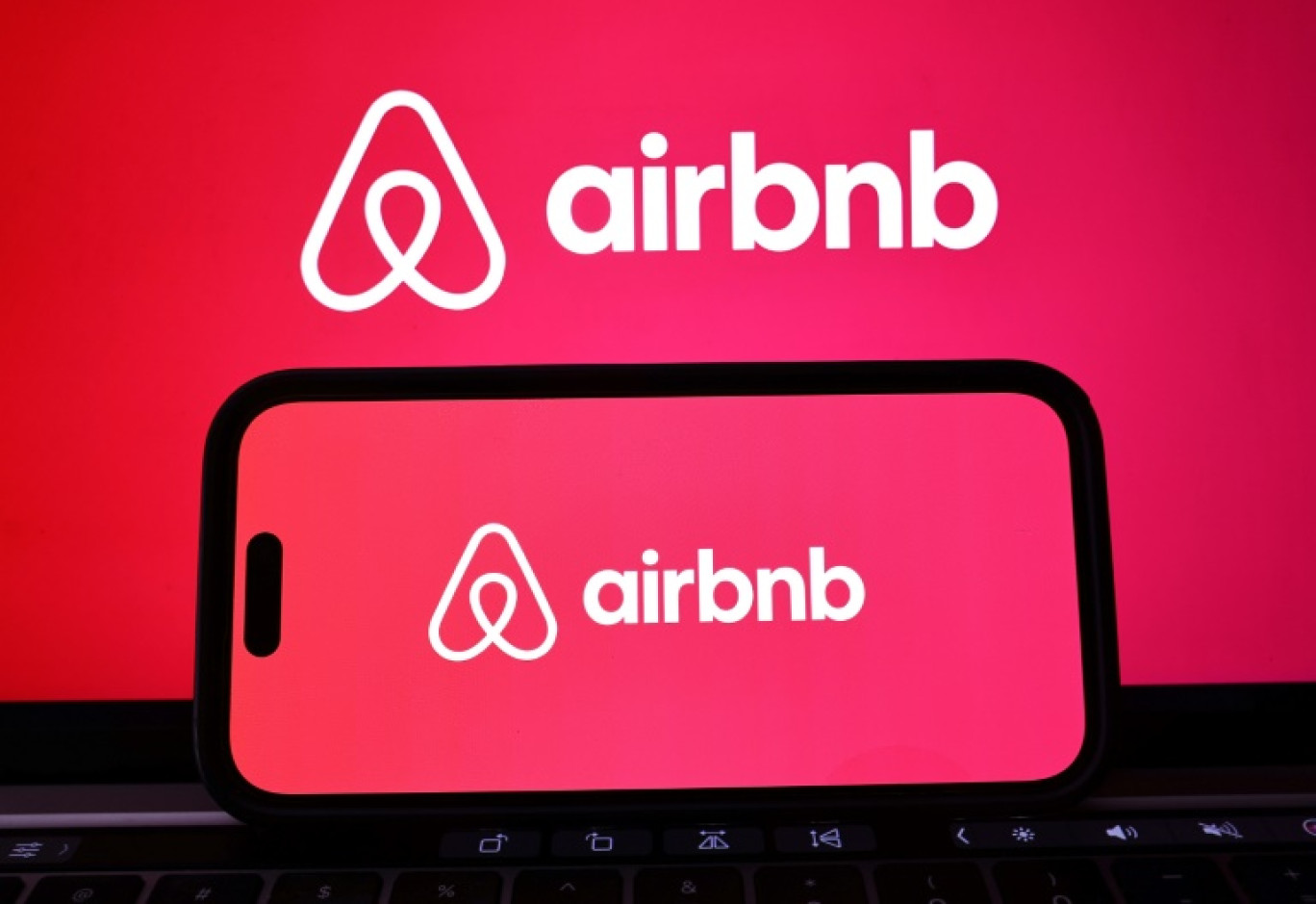 Kirsty Godso, coach de stars, donne un cours de sport à des journalistes pour montrer la nouvelle offre d'"expériences" de la plateforme Airbnb, à Los Angeles le 12 mai 2025 © Patrick T. Fallon