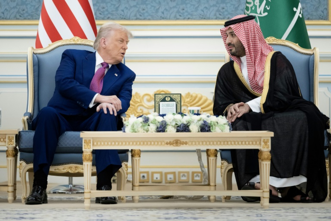 Le président américain Donald Trump et le prince héritier saoudien Mohammed ben Salmane discutent avant une cérémonie à la cour royale de Ryad, le 13 mai 2025 © Brendan Smialowski