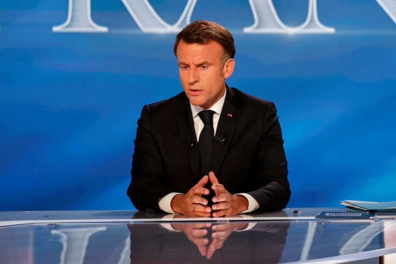 Le président français Emmanuel Macron sur un plateau de la chaîne TF1, à Saint-Denis près de Paris, le 13 mai 2025 © Ludovic MARIN